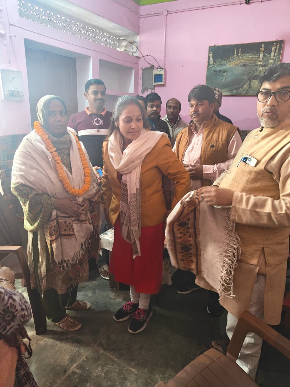 सुल्तानपुर में SIR अभियान में उत्कृष्ट कार्य के लिए बीएलओ यास्मीन अंसारी और नफीस फातिमा सम्मानित